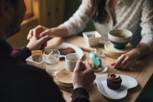 Binaurale Beats: Lenke dein Leben in komplett andere Bahnen! Raus aus dem Mangel, in ein erfülltes Leben! Mit der DMH® – Methode “Deine Essenz des Glücks”