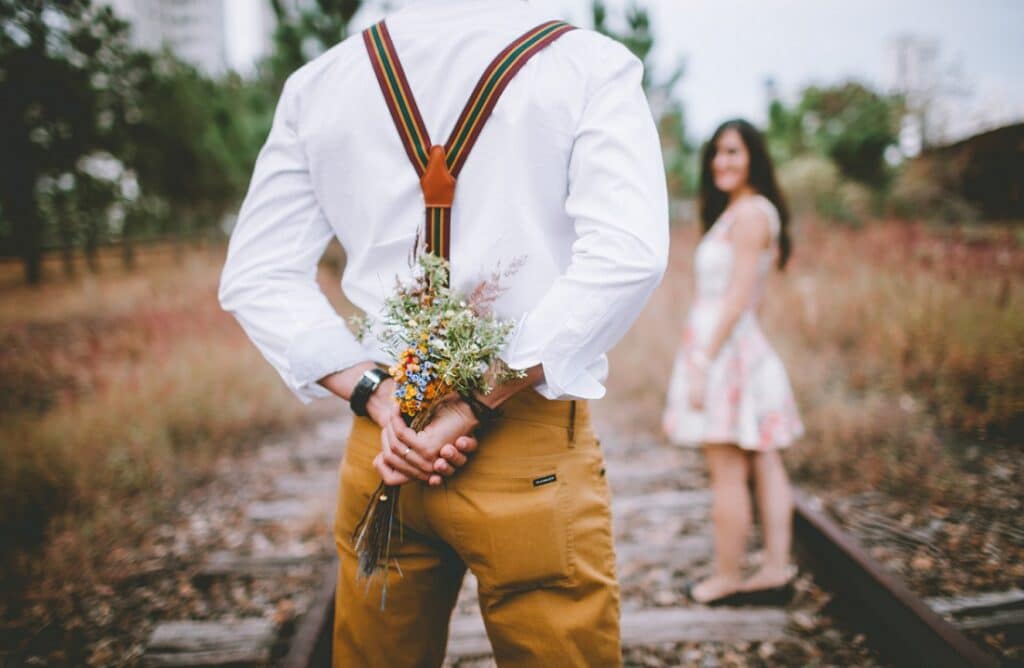 valentinstag-passendes-geschenk-finden-mann-schenkt-frau-blumen