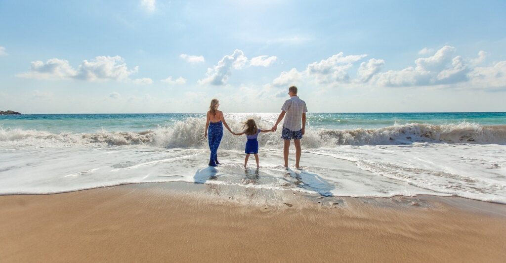 raus-aus-dem-hamsterrad-endlich-mehr-geld-verdienen-familie-am-strand