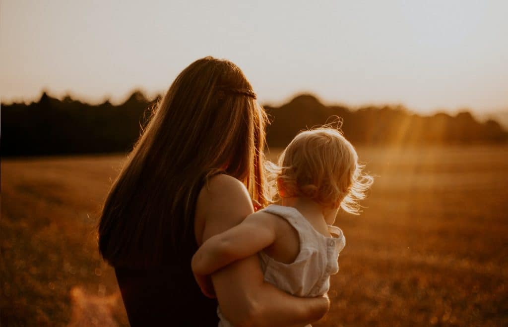 familientraumata-seelisches-erbe-aufloesen-frau-kind