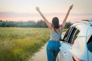 seelenplan-wahrhaftiges-glueck-finden-frau-happy