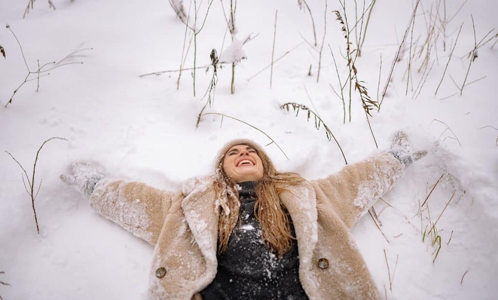 dm-harmonics-vorteile-der-selbstliebe-frau-schneeengel