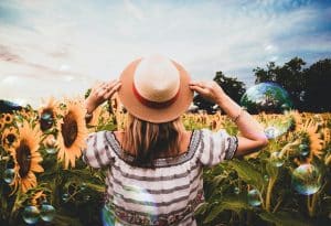 dm-harmonics-achtsames-leben-meditation-frau-sonnenblumen-feld