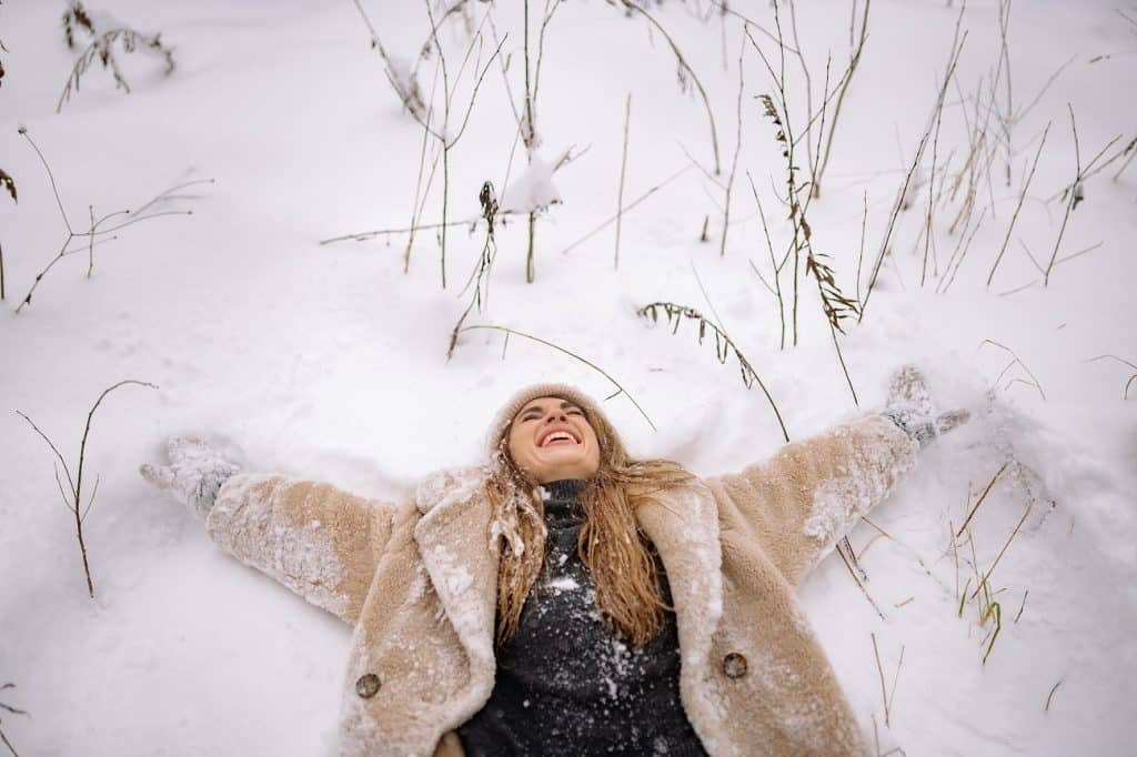 dm-harmonics-mentale-gesundheit-staerken-frau-schneeengel