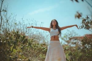 dm-harmonics-innere-stimme-intuition-frau-happy-yoga