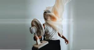 dm-harmonics-gut-schlafen-im-sommer-frau-ventilator