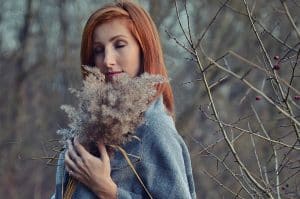 herbstblues-frau-gras