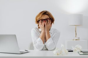 dm-harmonics-stress-abbauen-stresskonto-frau-gestresst