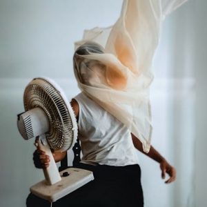 dm-harmonics-gut-schlafen-im-sommer-bei-sommerhitze-frau-ventilator